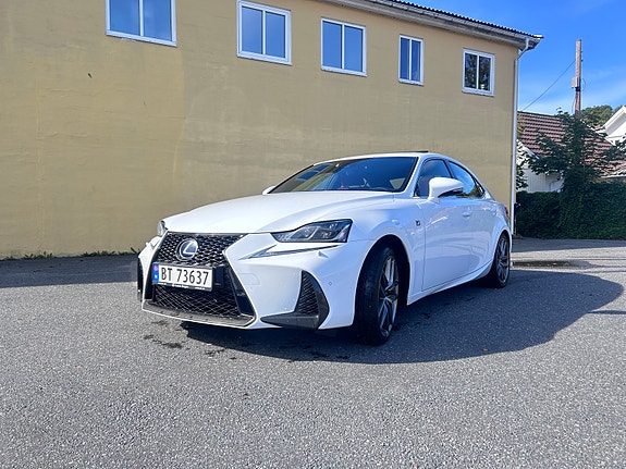 Lexus IS300h 2 of 15