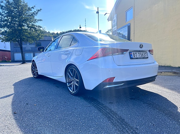 Lexus IS300h 8 of 15
