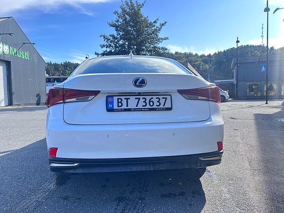 Lexus IS300h 7 of 15