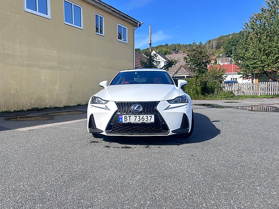 Lexus IS300h 3 of 15