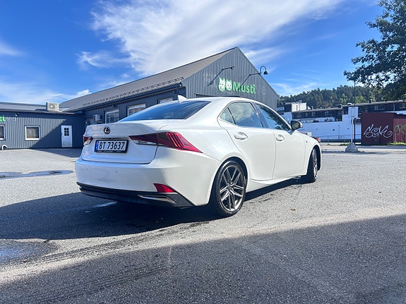 Lexus IS300h 5 of 15