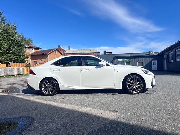 Lexus IS300h 4 of 15