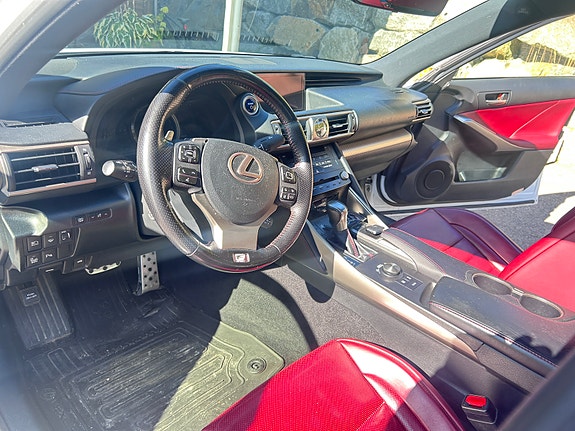 Lexus IS300h 9 of 15