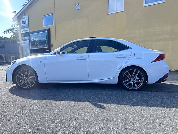 Lexus IS300h 6 of 15