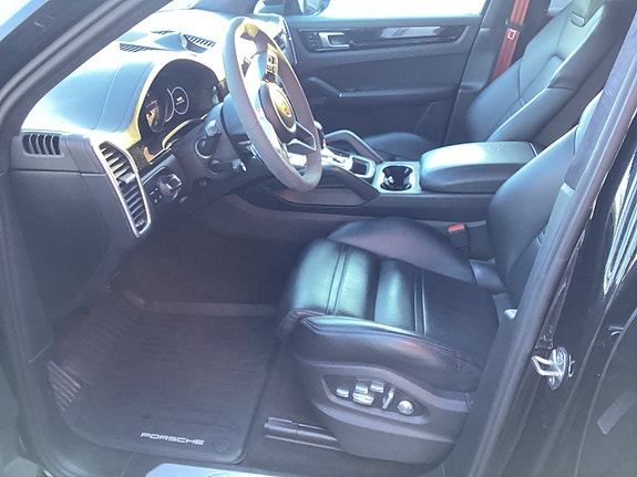 Porsche Cayenne 17 of 23