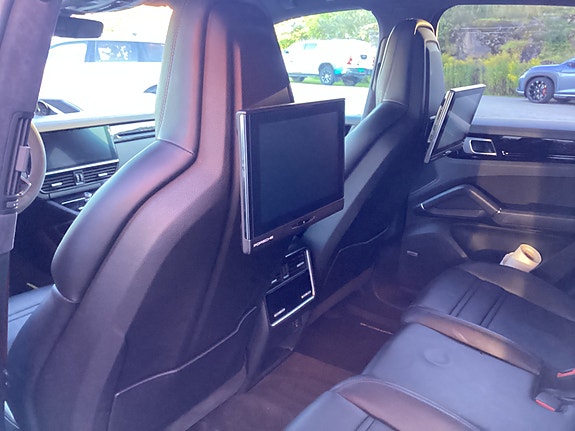 Porsche Cayenne 16 of 23