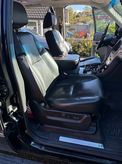 Cadillac Escalade 8 of 30