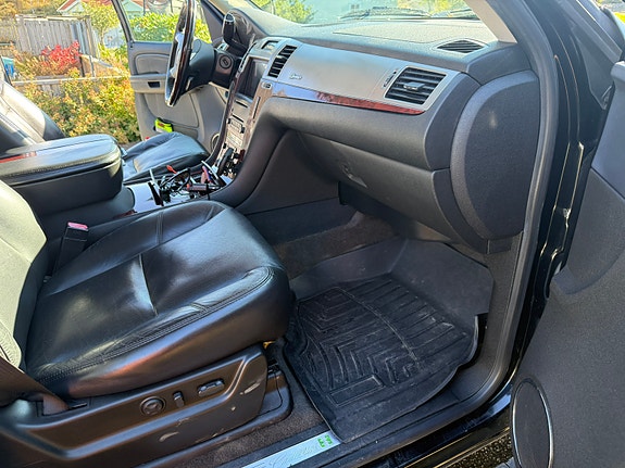 Cadillac Escalade 9 of 30