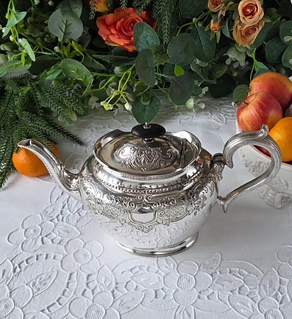 Spennende 1800-talls engelsk tekanne m rokokko detaljer. Cool handle! Sølvbelagt