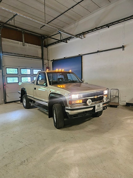 Chevrolet Silverado 2 of 19