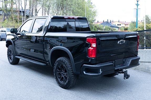 Chevrolet Silverado 2 of 5