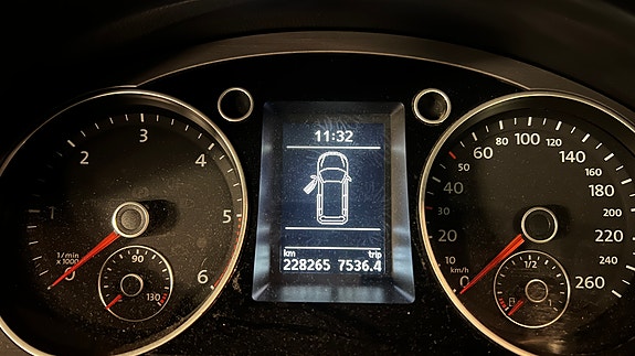 Volkswagen Passat 13 of 30