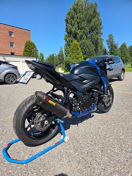 Suzuki GSX-S 750 9 of 16