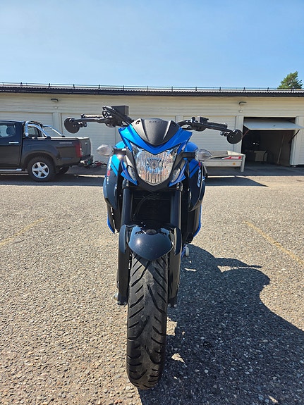 Suzuki GSX-S 750 2 of 16