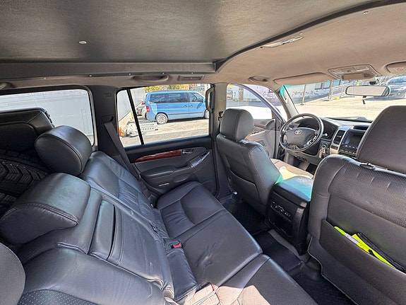 Toyota Land Cruiser 27 of 30