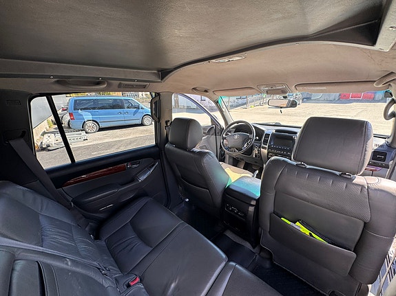 Toyota Land Cruiser 26 of 30