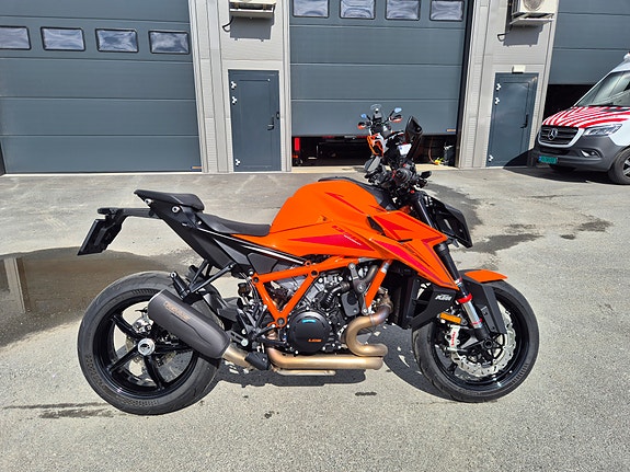 KTM 1390 Super Duke R 2 of 5