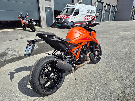 KTM 1390 Super Duke R 3 of 5
