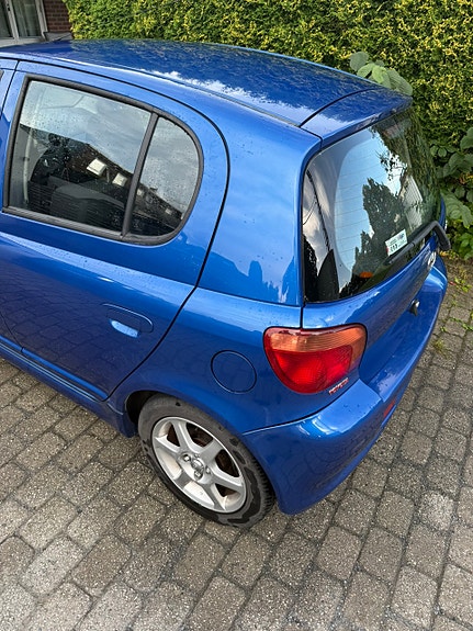 Toyota Yaris 2 of 14