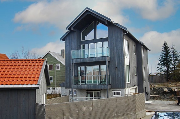 Hus ved fjorden med tilhørende båthus ferdigstilt