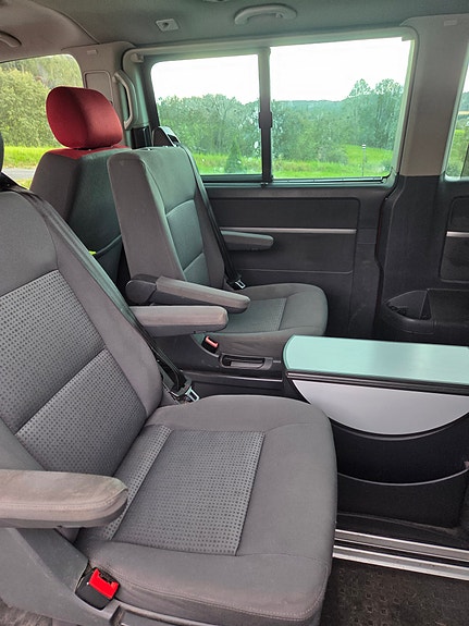 Volkswagen Multivan 8 of 16