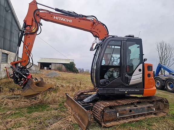 Hitachi ZX85US-6 med Rototilt R3 – GARANTI og SERVICEavtale - kun 2 338t - Gummipads og smalskuffe medfølger.