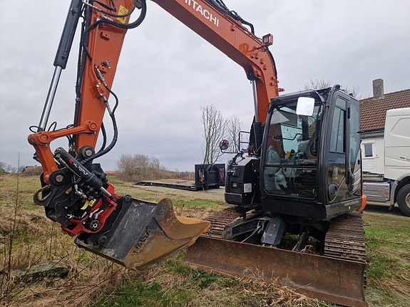 Hitachi ZX85US-6 med Rototilt R3 – GARANTI og SERVICEavtale - kun 2 338t - Gummipads og smalskuffe medfølger.