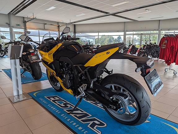 Suzuki GSX-8R 4 of 5