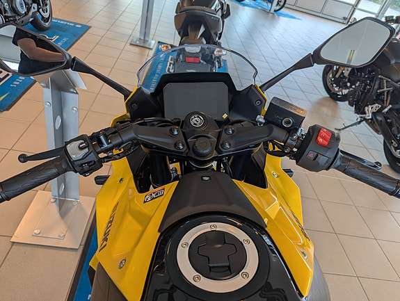 Suzuki GSX-8R 5 of 5