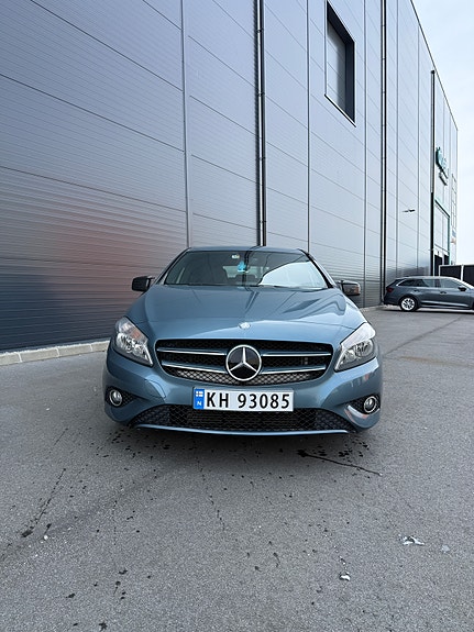 Mercedes-Benz A180 2 of 5