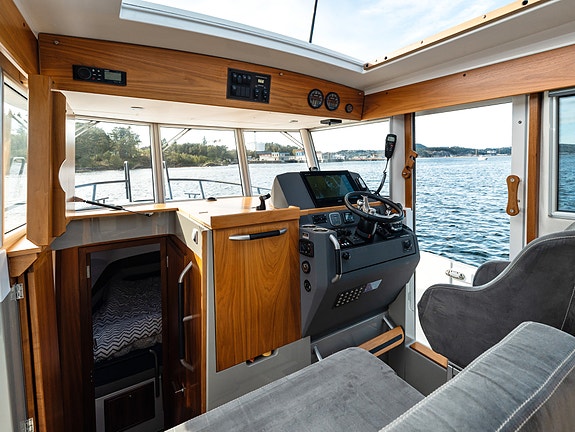 Sargo 33 Explorer -  Bakdør, Tak/kalesje akter, 2 X D6 330, 500 timer, Skipsreg. 27 of 30