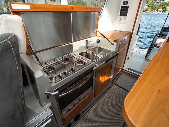 Sargo 33 Explorer -  Bakdør, Tak/kalesje akter, 2 X D6 330, 500 timer, Skipsreg. 23 of 30