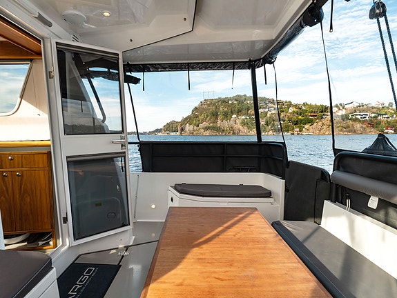 Sargo 33 Explorer -  Bakdør, Tak/kalesje akter, 2 X D6 330, 500 timer, Skipsreg. 12 of 30