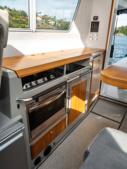 Sargo 33 Explorer -  Bakdør, Tak/kalesje akter, 2 X D6 330, 500 timer, Skipsreg. 22 of 30