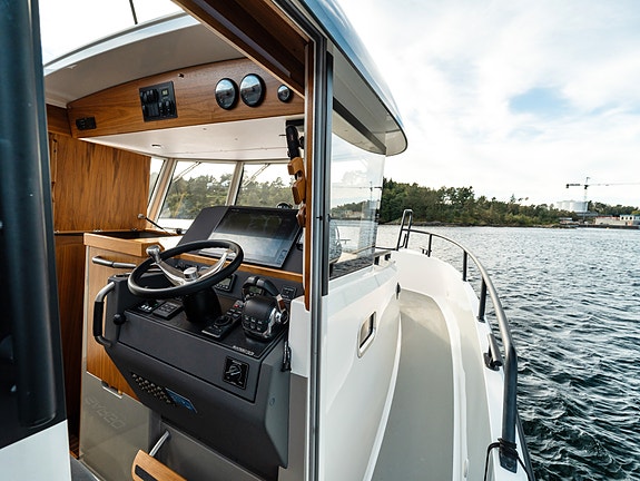 Sargo 33 Explorer -  Bakdør, Tak/kalesje akter, 2 X D6 330, 500 timer, Skipsreg. 20 of 30