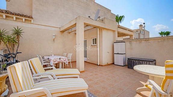 Møblert leilighet med stor takterrasse – sentralt i Playa Flamenca