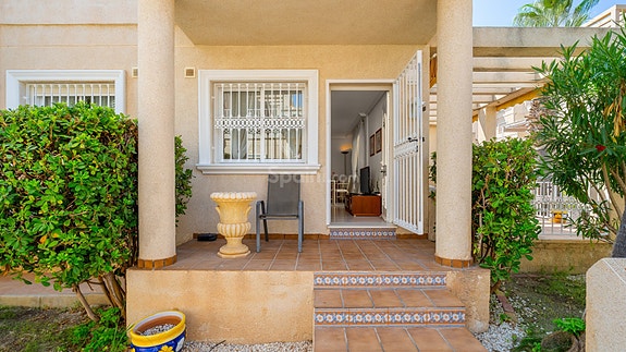 Møblert leilighet med stor takterrasse – sentralt i Playa Flamenca