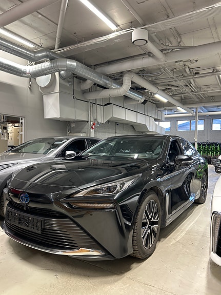 Toyota Mirai 2 of 8