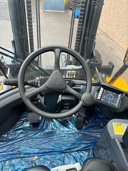 Hyundai 8T Diesel truck 10 of 12