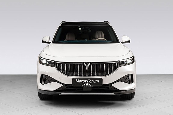 Showroom-modell med distinkt LED-lys og kraftfull grillesignatur.