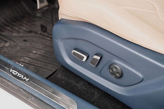 Elektrisk setejustering med stilige teksturer og premium detaljer.