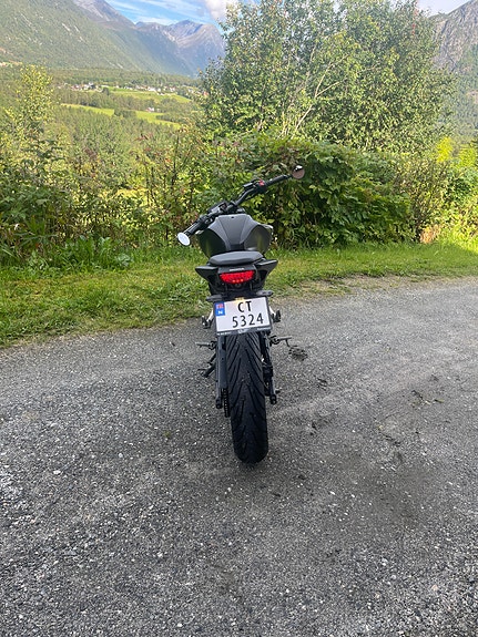 Honda CB 125 R 4 of 8