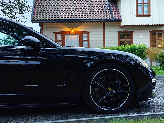 Porsche Panamera 4 of 30