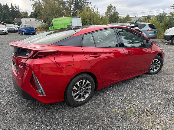 Toyota Prius Plug-in Hybrid 8 of 28