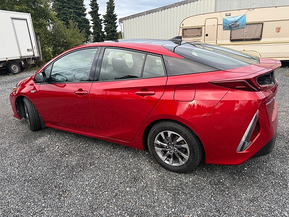 Toyota Prius Plug-in Hybrid 4 of 28