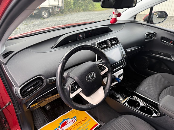 Toyota Prius Plug-in Hybrid 12 of 28