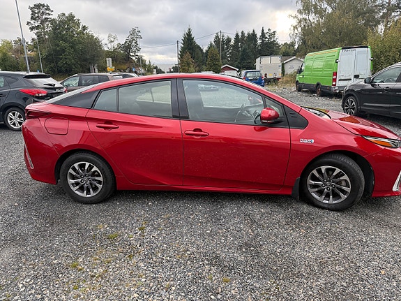 Toyota Prius Plug-in Hybrid 6 of 28