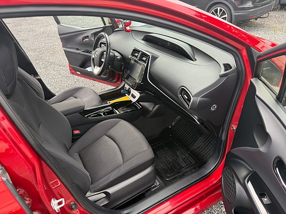 Toyota Prius Plug-in Hybrid 13 of 28
