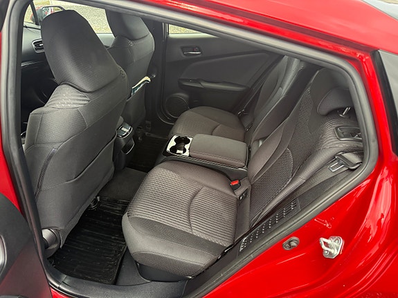 Toyota Prius Plug-in Hybrid 11 of 28