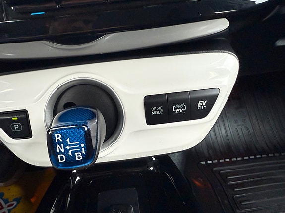 Toyota Prius Plug-in Hybrid 19 of 28